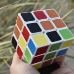Rubikin kuution arvoitus – askel askeleelta opas mestarillisuuteen